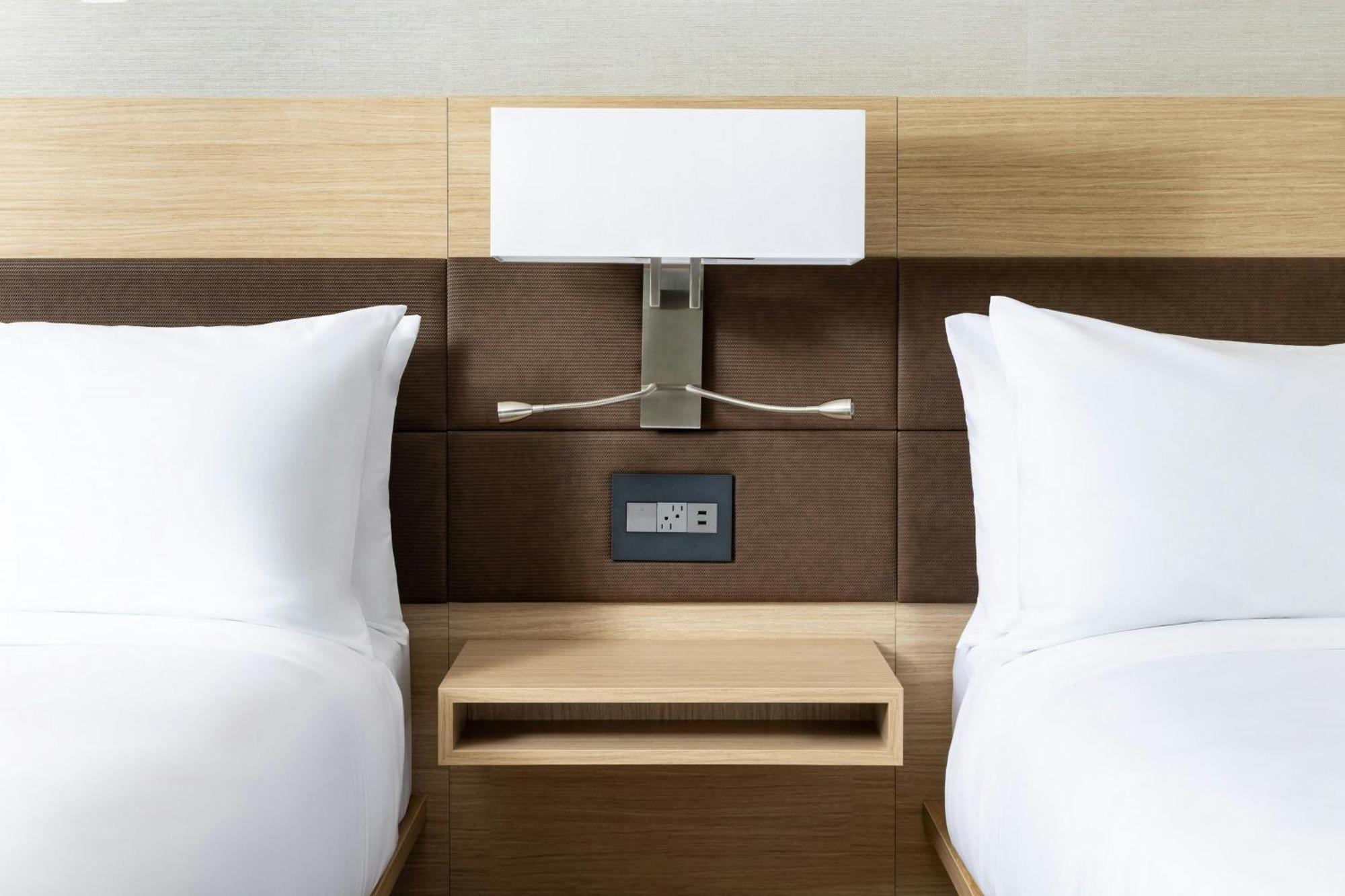 Ac Hotel By Marriott Honolulu Extérieur photo