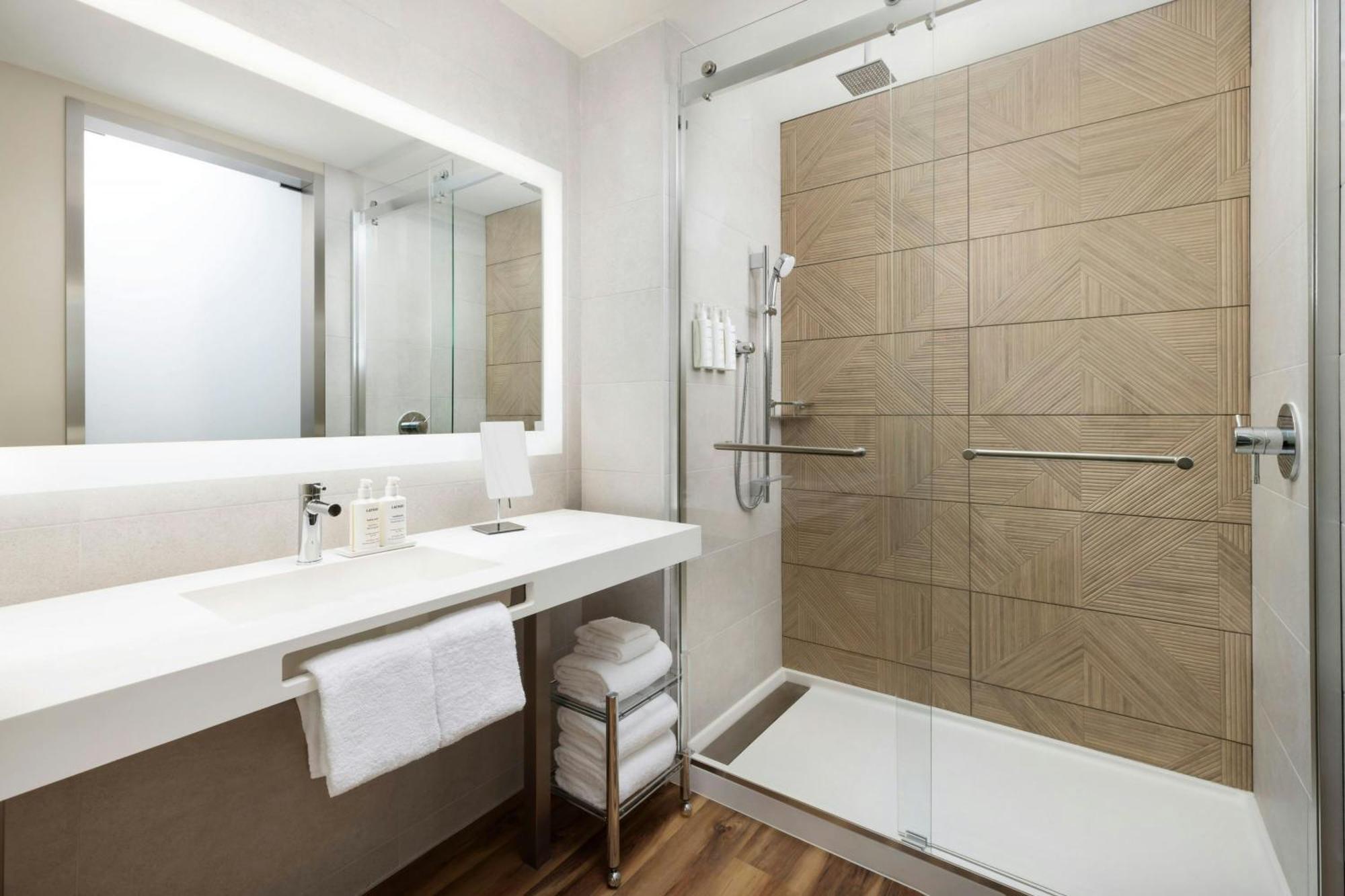 Ac Hotel By Marriott Honolulu Extérieur photo